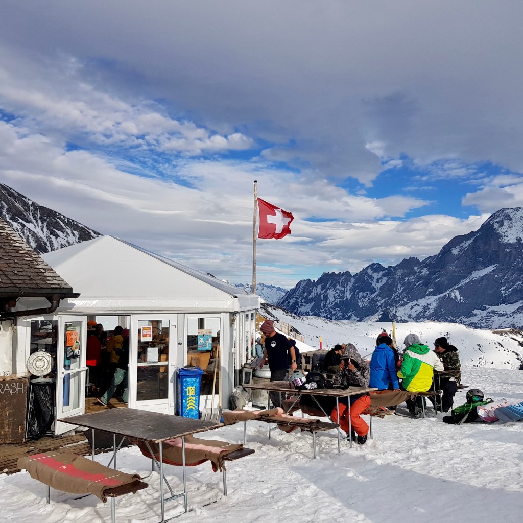 Genepi Hutte oberjoch après ski Grindelwald first nachos eiger skiing hiking nature mountains adventure outdoor snowboarding lunch burger kebab wrap fries crazy fun jungfrau view amazing