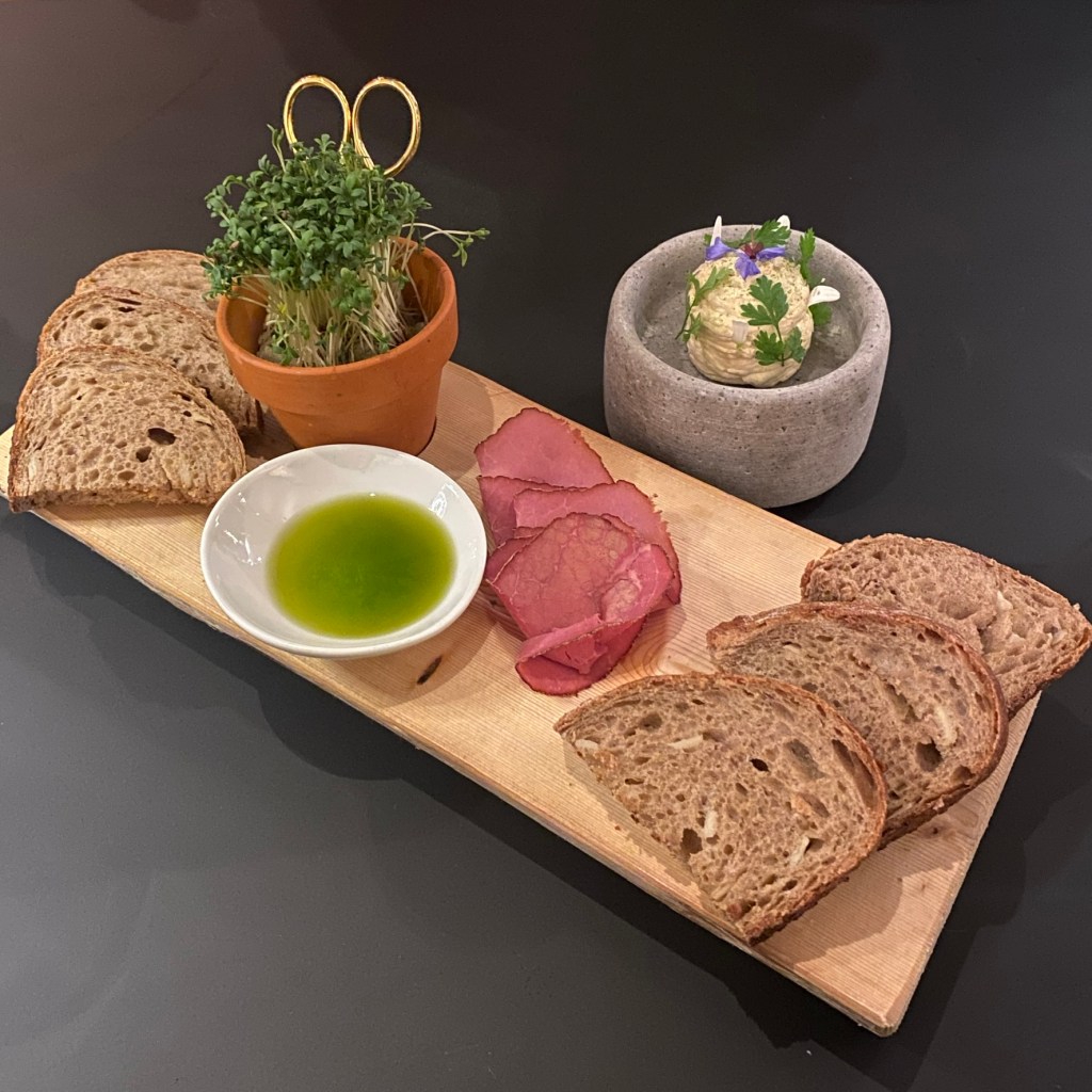 Restaurant Glacier Boutique Hotel Tasting Menu Grindelwald Artistic Locally Sourced Sustainable Ingredients Robert Steuri Service Relaxed Romantic Enjoyable