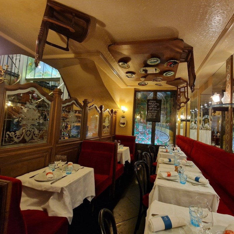 Le Ballon des Ternes –  A traditional local French brasserie in Paris, France