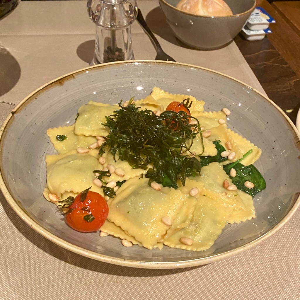 Cosy classic Swiss restaurant Grindelwald Switzerland charming dog friendly family couples friends cordon bleu chateaubriand salad good value large portion children menu ice cream